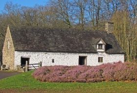 Pryd mae&#x27;n ofynnol cael caniatâd adeilad rhestredig?