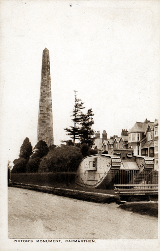 Ffotograff/cerdyn post du a gwyn o'r tanc sydd wedi'i leoli o dan gofeb Picton, Caerfyrddin.