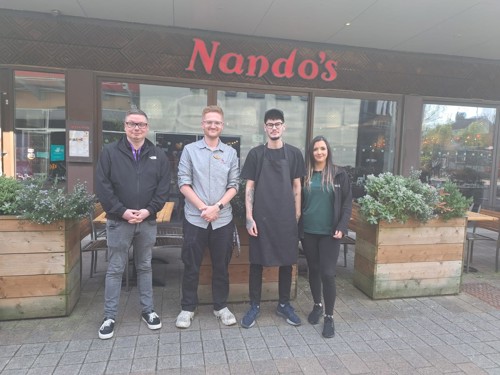 Milan, Emma, Ross ac Owen tu allan Nandos