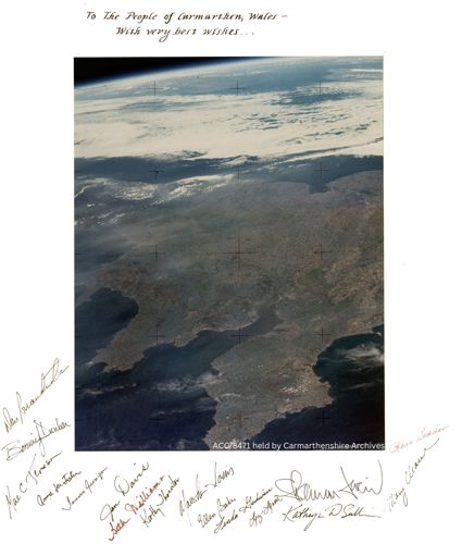 Ffotograff lloeren o’r ddaear o’r gofod gyda llofnodion yn amgylchynu’r ddelwedd.