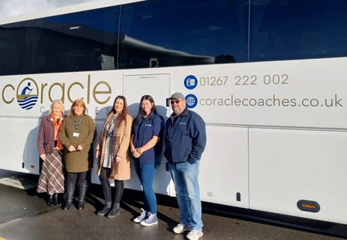 Samantha gyda staff o Coracle coaches
