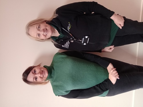 Nataliia gyda Bethan o Carmarthenshire working